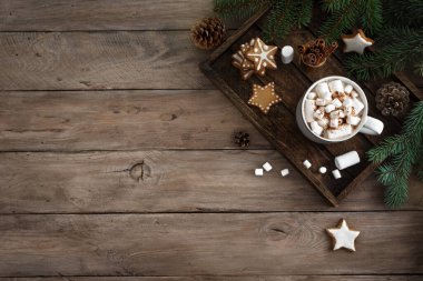 Sıcak içecekle Noel kompozisyonu, marşmelov, ahşap masada zencefilli kurabiye, üst manzara, fotokopi alanı. Noel ve kış tatili konsepti.