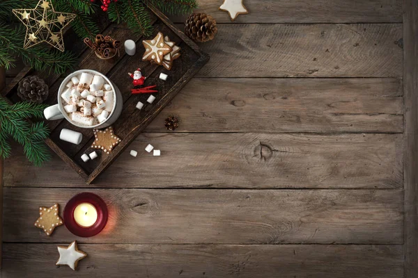 Kerstcompositie Met Warme Drank Marshmallow Peperkoek Koekjes Kaarsen Houten Tafel — Stockfoto