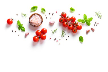 Beyaz arka planda izole edilmiş taze domates, fesleğen ve baharatlar. Sağlıklı yemek ve çiğ et yeme konsepti, yaratıcı düzlük.