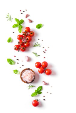 Beyaz arka planda izole edilmiş taze domates, fesleğen ve baharatlar. Sağlıklı yemek ve çiğ et yeme konsepti, yaratıcı düzlük.