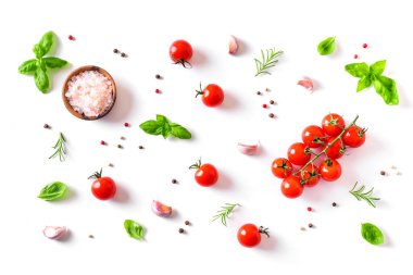 Taze domates, fesleğen, deniz tuzu ve beyaz arka planda izole edilmiş baharatlar. Sağlıklı yemek ve çiğ et yeme konsepti, yaratıcı düzlük.