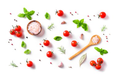 Taze domates, fesleğen, deniz tuzu ve beyaz arka planda izole edilmiş baharatlar. Sağlıklı yemek ve çiğ et yeme konsepti, yaratıcı düzlük.