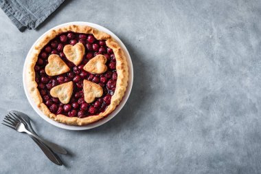 Gri taş zemin üzerinde ev yapımı vişneli turta, üst görünüm, kopyalama alanı.