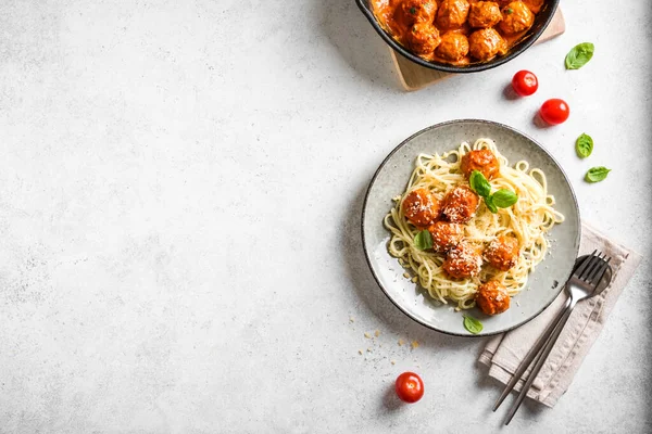 Köfteli Spagetti Makarna Domates Sosu Rendelenmiş Peynir Taze Fesleğen Beyaz — Stok fotoğraf