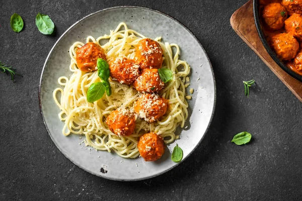 Köfteli Spagetti Makarna Domates Sosu Rendelenmiş Peynir Taze Fesleğen Sağlıklı — Stok fotoğraf