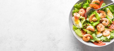 Karides salatası. Beyaz taş zemin üzerinde taze deniz ürünleri salatası, üst görünüm, kopyalama alanı.