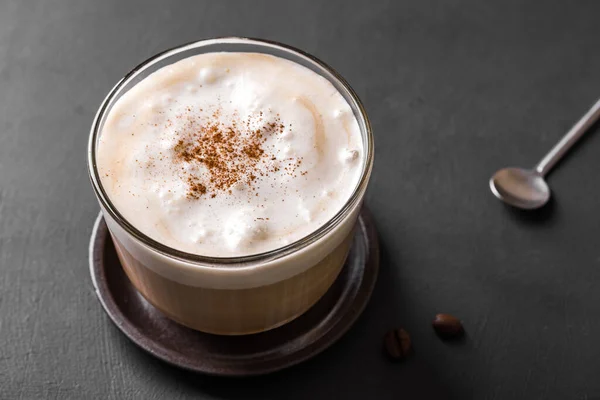 Café Cappuccino Perto Café Fresco Com Deliciosa Espuma Leite Canela — Fotografia de Stock