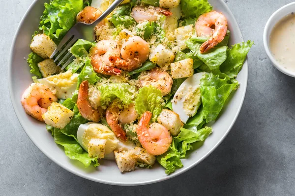 Ensalada Camarones Mariscos César Ensalada Sobre Fondo Piedra Gris Cerca —  Fotos de Stock