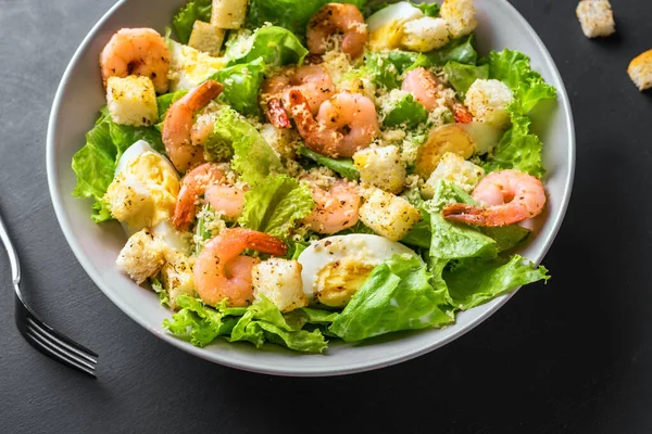 Ensalada Camarones Mariscos César Ensalada Sobre Fondo Negro Cerca —  Fotos de Stock