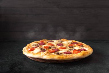 Pepperonili Supreme Pizza, mantar ve mozzarella peyniri. Sadece fırından, fotokopi alanından. Taze ev yapımı pizza..