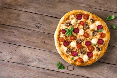 Biberli Supreme Pizza, mantarlar ve ahşap masada mozzarella peyniri, üst manzara, fotokopi alanı. Taze ev yapımı pizza..