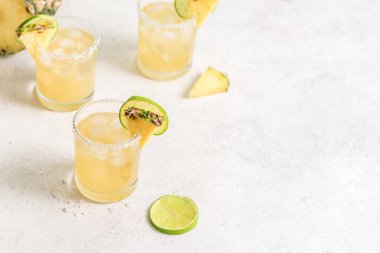 Ananaslı Margarita kokteyli. Yaz ayyaşı, tekila ile ferahlatıcı içecek, tuzlu bardakta ananas, kopyalama alanı.