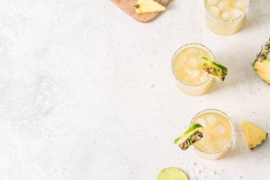 Ananaslı Margarita kokteyli. Yaz ayyaşı, tekila ile ferahlatıcı içecek, tuzlu bardakta ananas, kopyalama alanı.