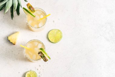 Ananaslı Margarita kokteyli. Yaz ayyaşı, tekila ile ferahlatıcı içecek, tuzlu bardakta ananas, kopyalama alanı.
