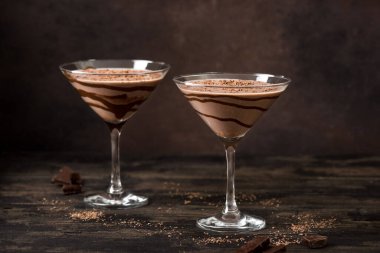 Çikolatalı Truffle Martini Kokteyli koyu ahşap arka planda, kopyalama alanı. Mudslide Truffletini kokteyl tarifi.