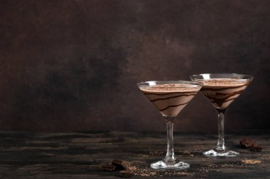 Çikolatalı Truffle Martini Kokteyli koyu ahşap arka planda, kopyalama alanı. Mudslide Truffletini kokteyl tarifi.