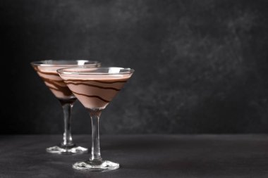 Çikolatalı Martini Kokteyli koyu arka planda, kopyalama alanı. Mudslide Truffletini kokteyli.