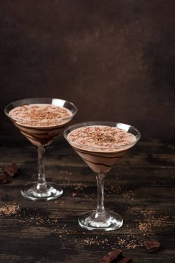 Çikolatalı Truffle Martini Kokteyli koyu ahşap arka planda, kopyalama alanı. Mudslide Truffletini kokteyl tarifi.