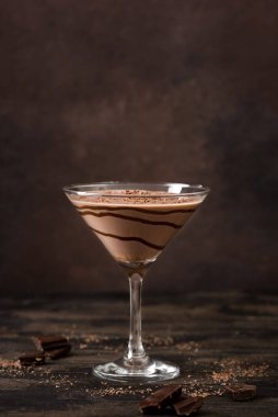 Çikolatalı Truffle Martini Kokteyli koyu ahşap arka planda, kopyalama alanı. Mudslide Truffletini kokteyl tarifi.
