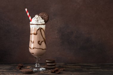 Kurabiye ve kremalı çikolatalı kokteyl. Çamur kayması lezzetli çikolata kokteyli, milkshake veya smoothie, kopyalama alanı.