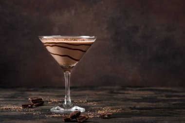 Çikolatalı Truffle Martini Kokteyli koyu ahşap arka planda, kopyalama alanı. Truffletini kokteyl tarifi.