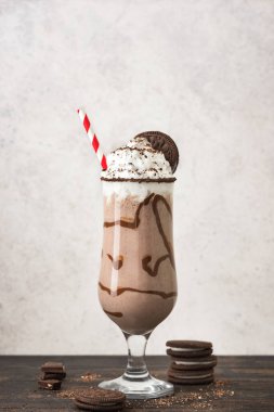 Kurabiye ve kremalı çikolatalı kokteyl. Çamur kayması lezzetli çikolata kokteyli, milkshake veya smoothie, kopyalama alanı.