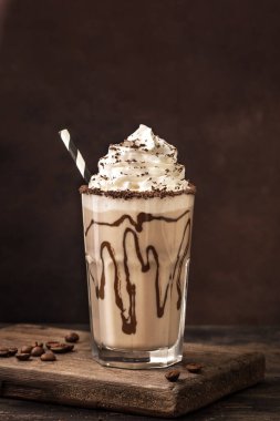 Soğuk Frappe Kahve ya da kremalı Frappuccino. Çamur gibi lezzetli buzlu kahve içeceği, kopyalama alanı.