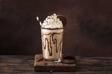 Soğuk Frappe Kahve ya da çikolatalı kurabiye ve kremayla servis edilen Frappuccino. Çamurlu, lezzetli tatlı, kahve, fotokopi alanı..