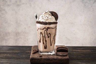 Soğuk Kahve Frappuccino (Frappe) çikolatalı kurabiye ve kremayla servis edilir. Çamur kayması, lezzetli tatlı, buzlu kahve..