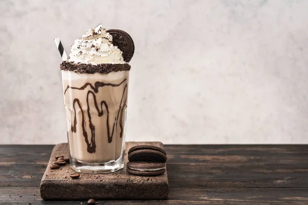 Kopi Frappe Dingin Atau Frappuccino Disajikan Dengan Kue Cokelat Dan — Stok Foto