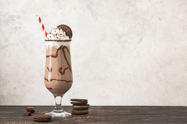 초콜릿 칵테일 Chocolate Cocktail Drink 쿠키와 맛있는 초콜릿 칵테일 쉐이크 로열티 프리 스톡 이미지