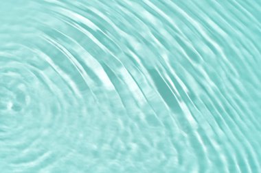 Temiz su yüzeyini kapatın. Dalgalanma etkisi olan mavi temiz su, üst görünüm.