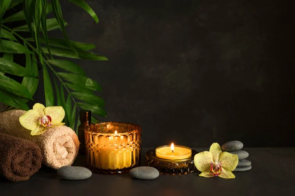 Composição Spa Com Velas Chamas Pedras Zen Folhas Palma Fundo — Fotografia de Stock