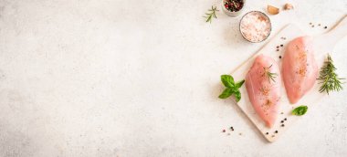 Tahta tahtada otlar ve baharatlarla taze çiğ tavuk göğsü fileto, kopyalama alanı. Tavuk ya da hindi eti pişmeye hazır..