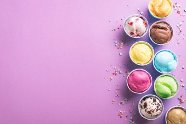 Dondurma çeşitleri. Mor arka planda çeşitli dondurma ya da dondurma, kopyalama alanı. Küçük bardaklarda donmuş yoğurt - sağlıklı yaz tatlısı.