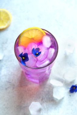 Lemon ve Violet ile Mor Haze Kokteyli, üst manzara, kopyalama alanı. Buzlu menekşe soda..