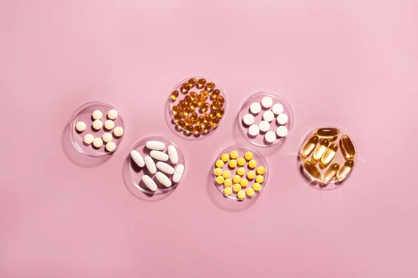 Vitaminok Kapszulák Tabletták Rózsaszín Háttér Felülnézet Másolás Helyet Étrend Kiegészítők — Stock Fotó