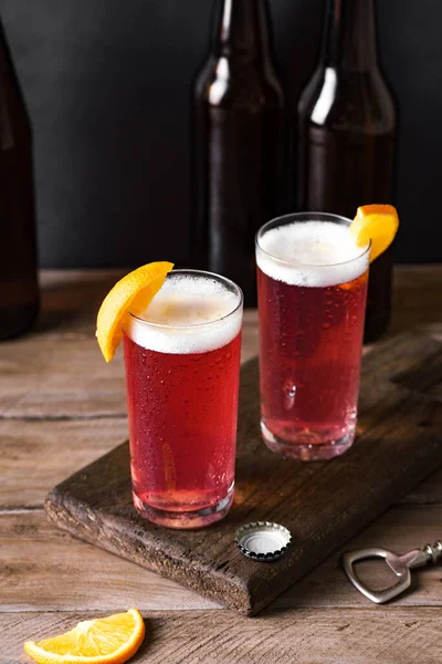 그레이 프루트 Grapefruit 래들러 Cherry Radler 칵테일이다 맥주마시기 어두운 테이블 — 스톡 사진