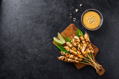 Limon ve fıstık sosuyla servis edilen ızgara tavuk şişleri, fotokopi alanı. Asya Tayland tarzı yemekler..