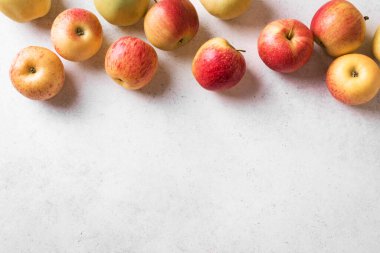 Elmalar beyaz arkaplanda, üst görünüm, kopyalama alanı. Bahçe kırmızı ve sarı elmalar.