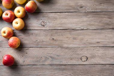 Elmalar ahşap arka planda, üst manzara, kopyalama alanı. Bahçe kırmızı ve sarı elma sınırı.