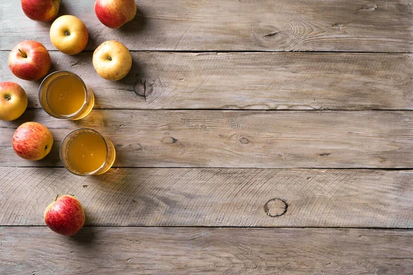 Bebida Sidra Manzana Jugo Manzanas Sobre Fondo Madera Vista Superior — Foto de Stock