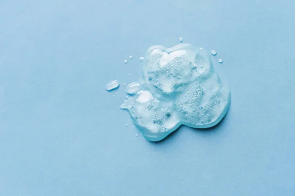 Mavi Arkaplanda Jel Dokusu Var Yakın Plan Şeffaf Jel Kozmetik — Stok fotoğraf