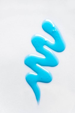 Beyaz arka planda mavi şampuan ya da duş jeli örneği. Mavi jel kozmetik ürün dalga örneği.