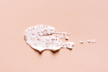 Çıplak pembe arka planda doğal bir fırça örneği. Mikro kapsüllü krema. Şeftali ya da kahve lekesi..