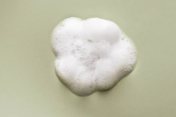 Gezichtsreinigingsmousse Monster Witte Reinigingsschuimbelletjes Groene Achtergrond Zeep Douchegel Shampoo Schuim — Stockfoto