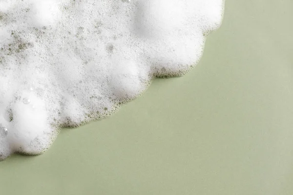 Образец Мусса Очищения Лица Белый Пенопласт Пузыри Зеленом Фоне Копировать — стоковое фото