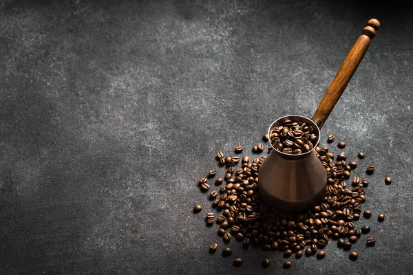 Geröstete Kaffeebohnen Und Türke Cezve Auf Schwarzem Hintergrund Türkischer Kaffee — Stockfoto