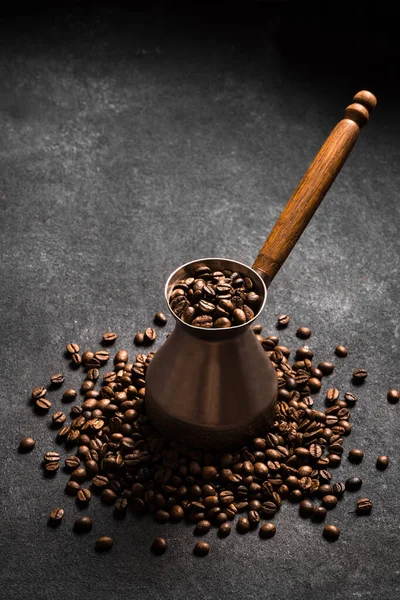 Rostade Kaffebönor Och Turk Cezve Svart Bakgrund Turkiskt Kaffe Sammansättning — Stockfoto