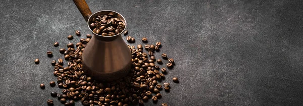 Geröstete Kaffeebohnen Und Türke Cezve Auf Schwarzem Hintergrund Türkischer Kaffee — Stockfoto